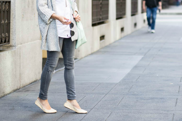 nude flats, grey jeans