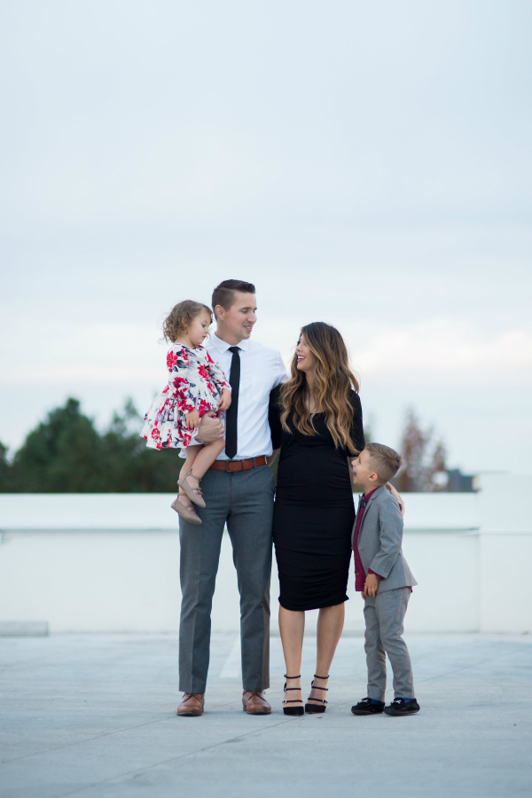 Family Picture Ideas | The Girl in the Yellow Dress