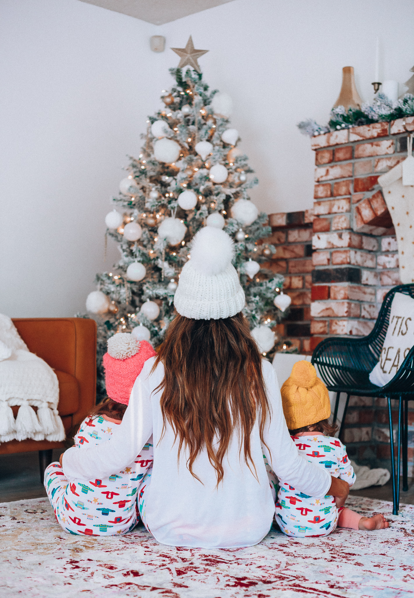 Magical White Christmas Decorations featured by top SAn Francisco lifestyle blog, The Girl in the Yellow Dress