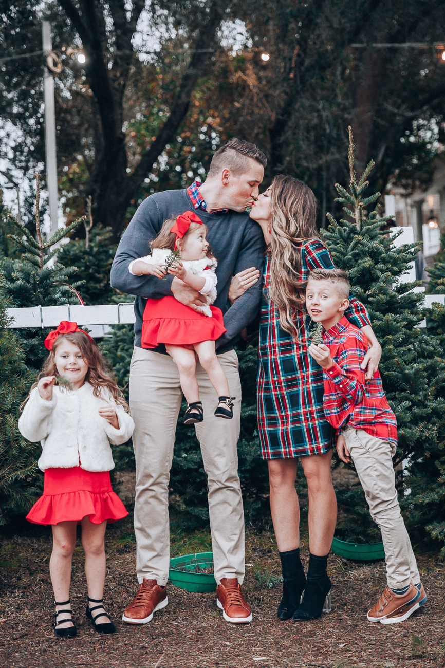Outside Family Photo Outfits For Christmas