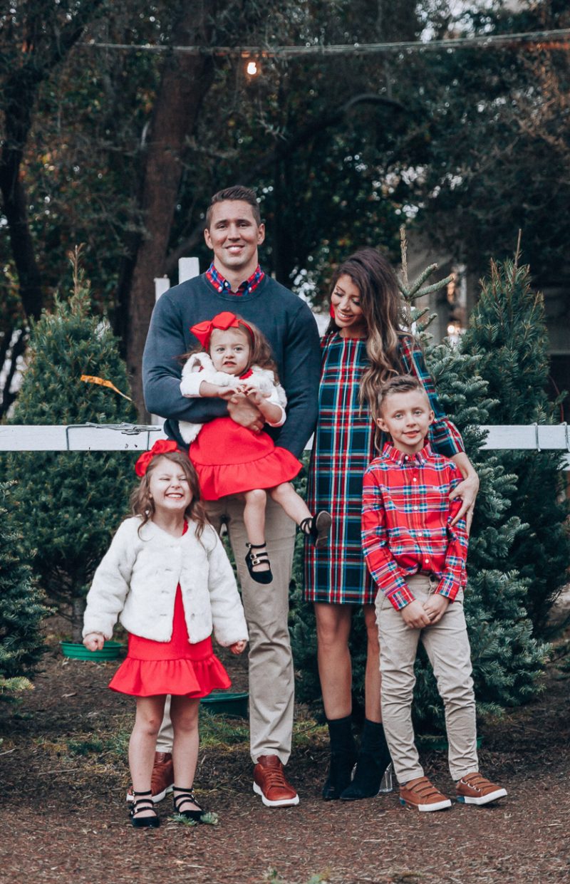 cute-family-christmas-outfits-the-girl-in-the-yellow-dress