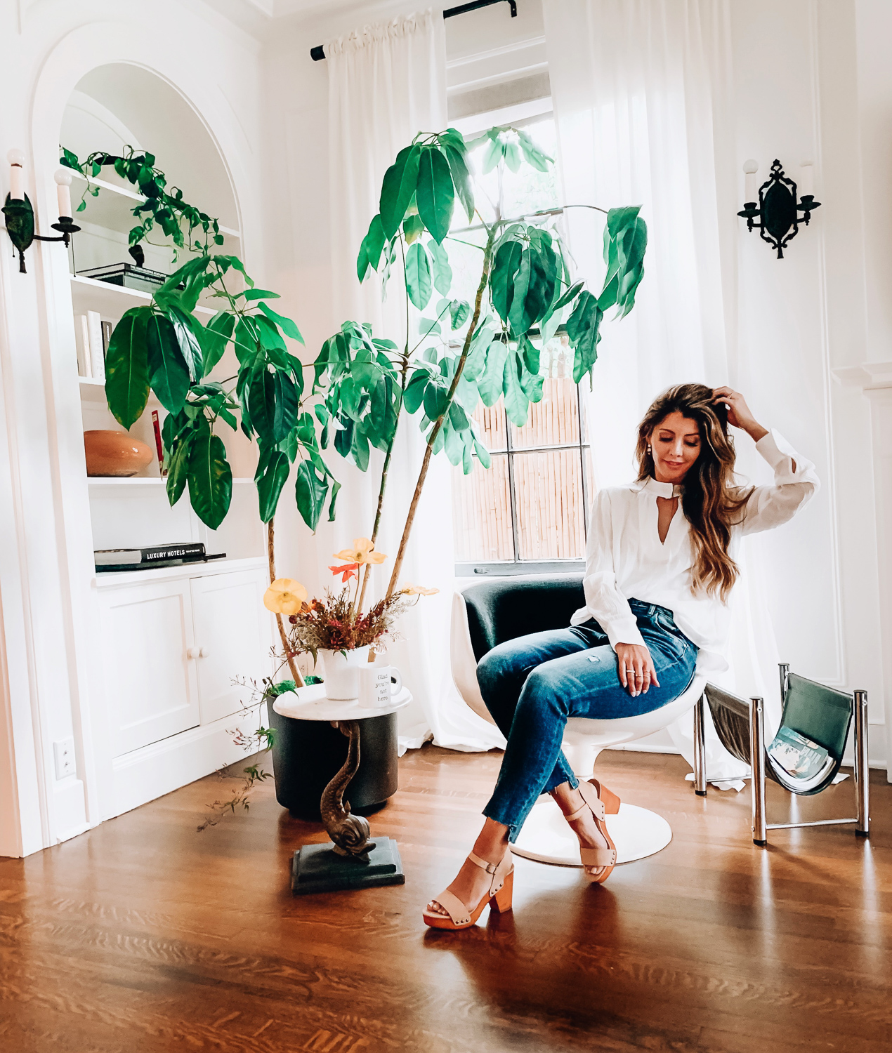 How to Use Like To Know.It featured by top US fashion blog The Girl in the Yellow Dress; Image of a woman wearing Evereve white blouse, Evereve jeans and Evereve sandals.