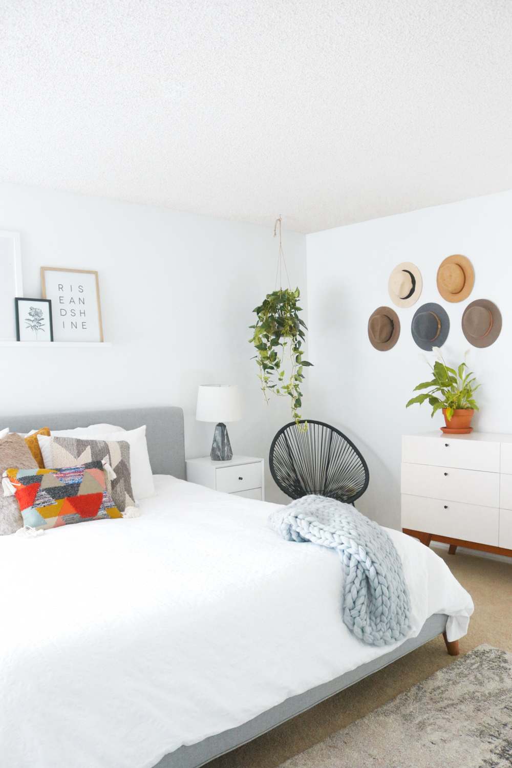 best ways to decorate your minimalist bedroom. www.thegirlintheyellowdress.com