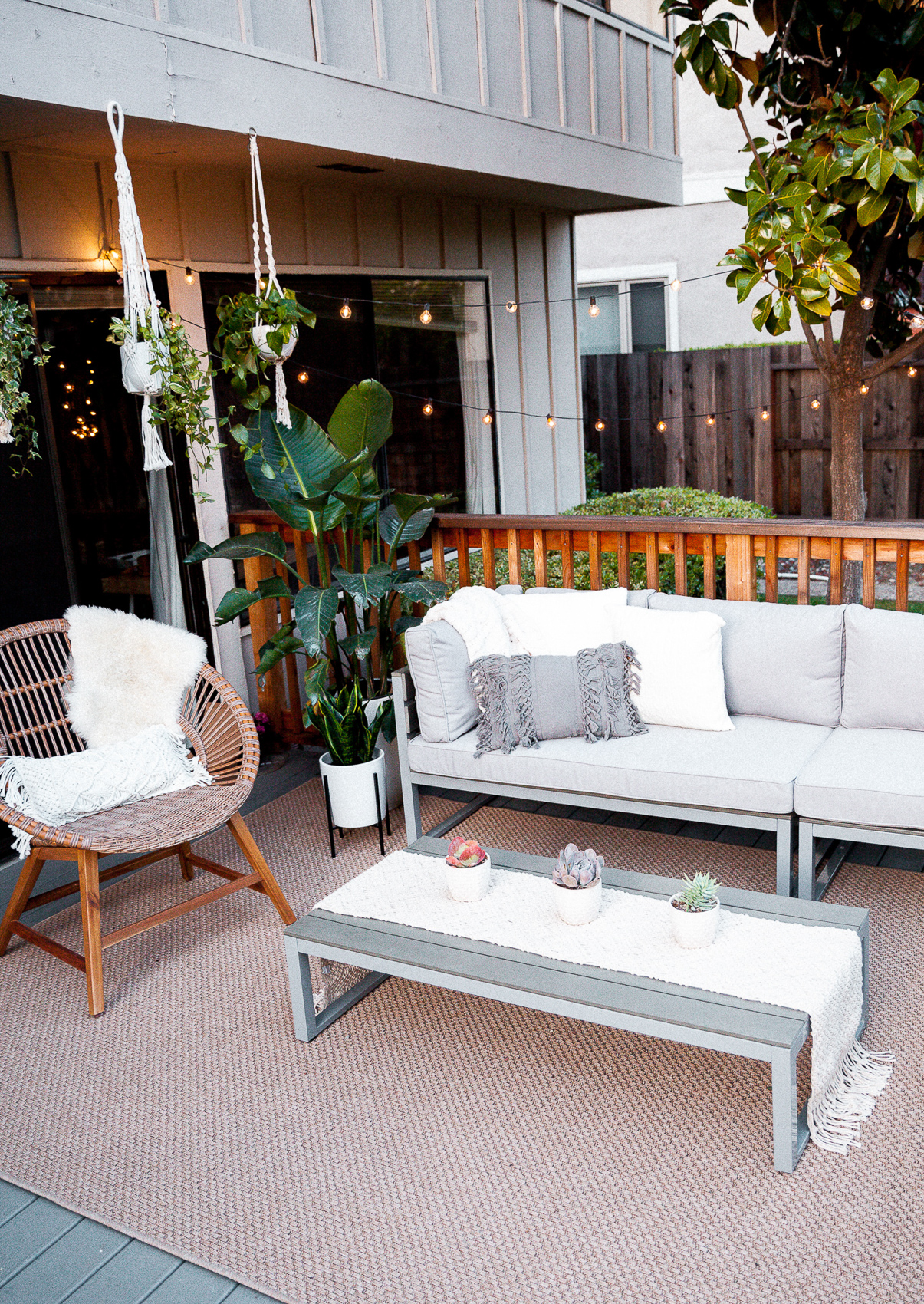 dos and dont's for backyard patio furniture and decor. www.thegirlintheyellowdress.com
