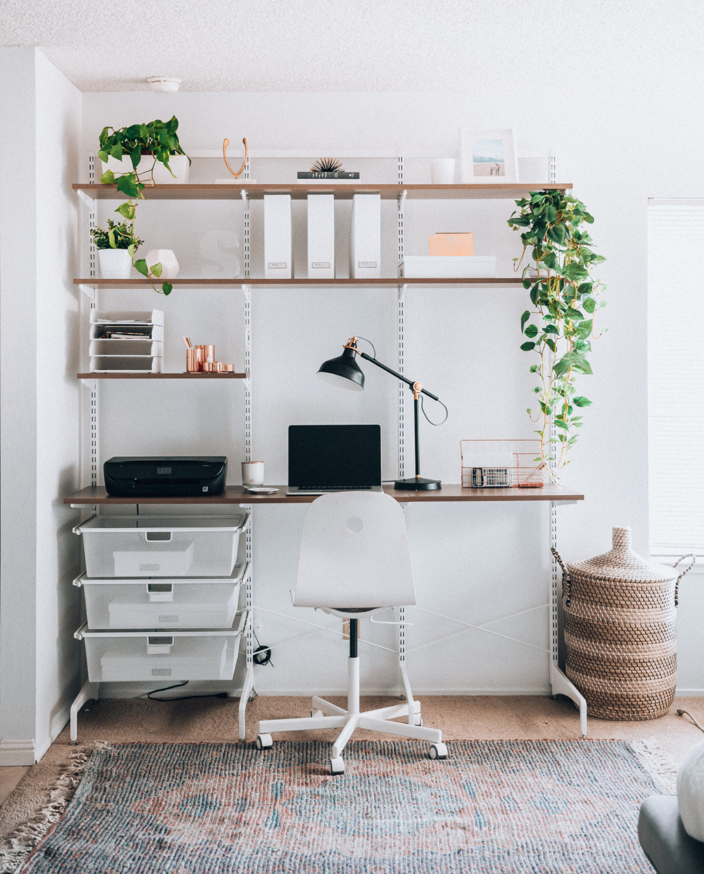 what to use for a modern minimalist home office space. www.thegirlintheyellowdress.com